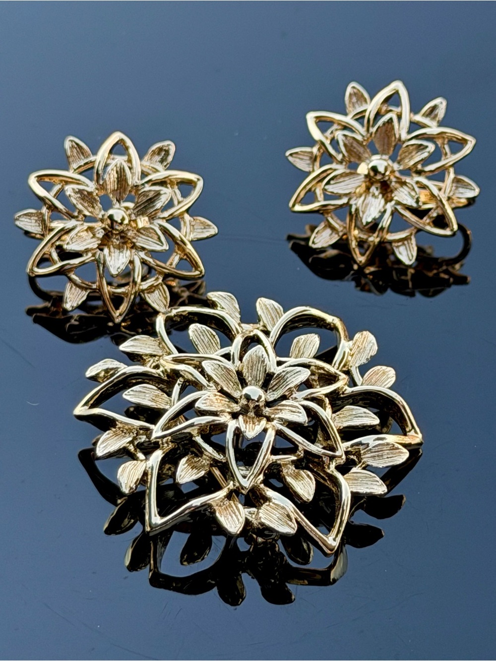 VTG Sarah Coventry Gold Floral Brooch & Earrings Set